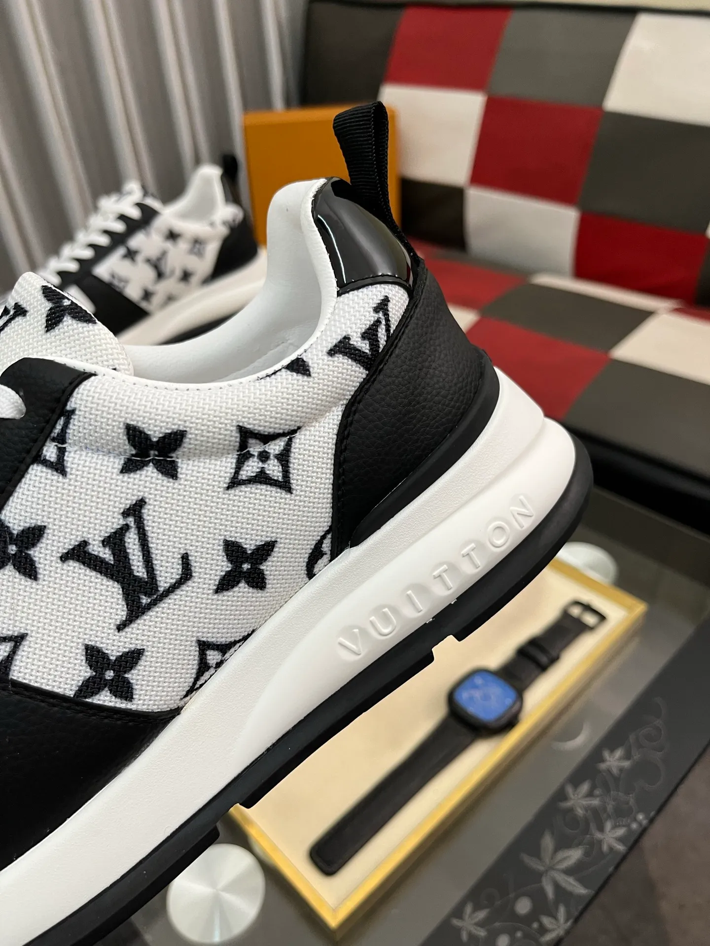 Men's men's shoes💰458⌚️⌚️ Loui* Vuitto* - Louis ** donkey's new color men's trainer sneakers, this LV Trainer sneaker is made of calfskin and breathable mesh, showing pure colors, the #54 logo on the back traces the brand's birth in 1854, the designer's handwritten brand logo embellishes one side, virgil Designed by abloh himself, it is a very commemorative sneaker. The new LV Louis Vuitton loui* vuitto* trainer sneaker low casual sports culture versatile basketball sneaker. Size: 38-444️⃣Colors available